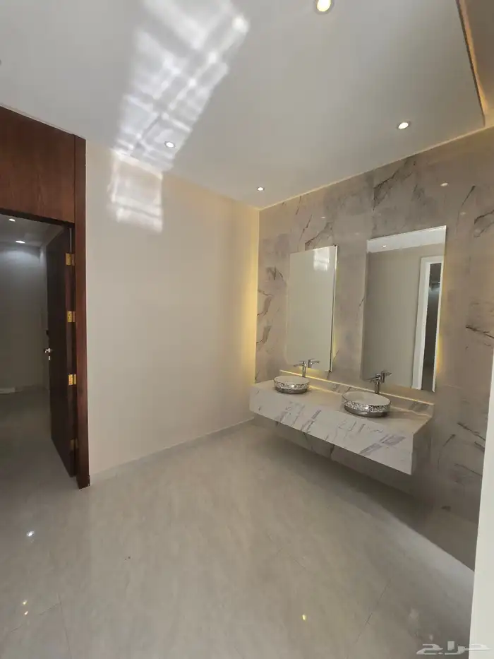 للبيع فيلا دورين وملحق كامل خدمات 7 غرف نوم 5