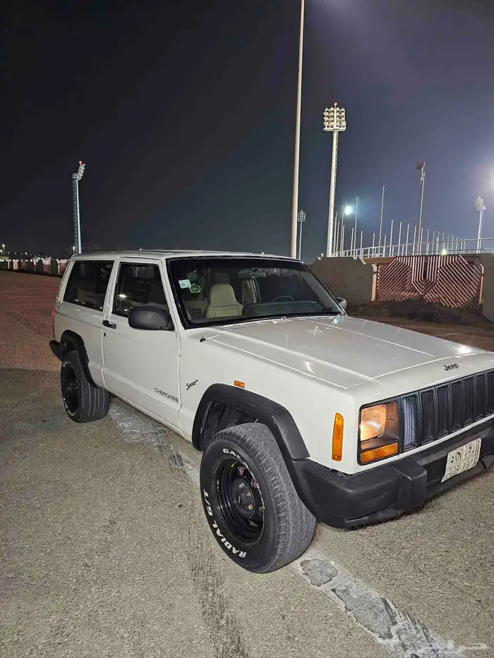 للبيع جيب شروكي 2000 قير عادي 9