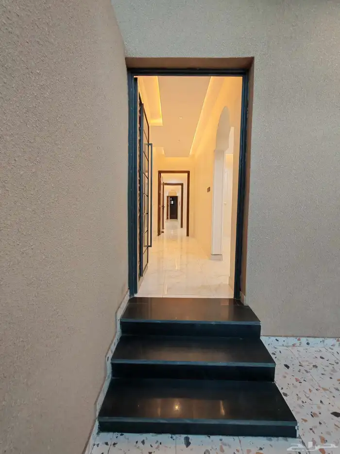 للبيع دور ارضي 6 غرف بحوش مدخل سياره شمال الخميس 4