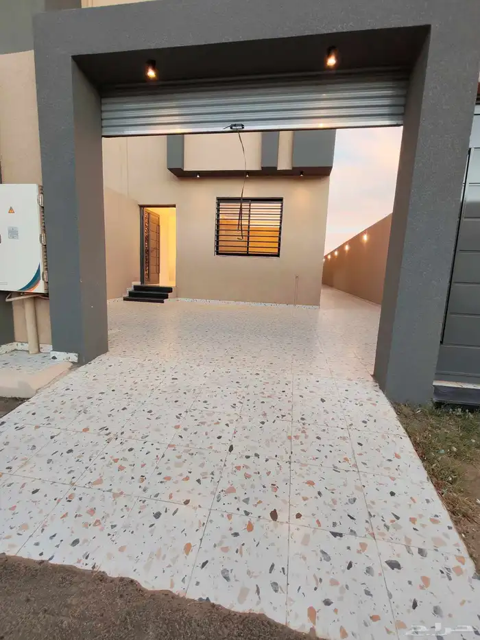 للبيع دور ارضي 6 غرف بحوش مدخل سياره شمال الخميس 1