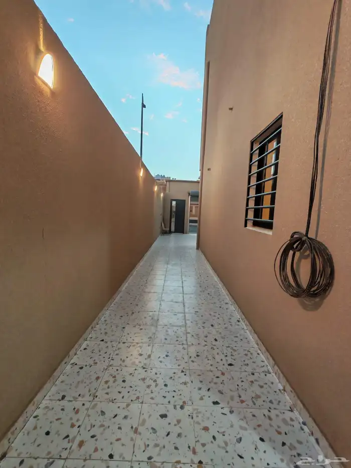 للبيع دور ارضي 6 غرف بحوش مدخل سياره شمال الخميس 11