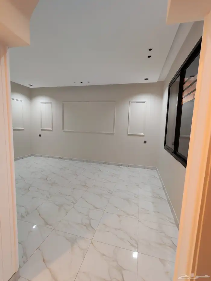 للبيع دور ارضي 6 غرف بحوش مدخل سياره شمال الخميس 5