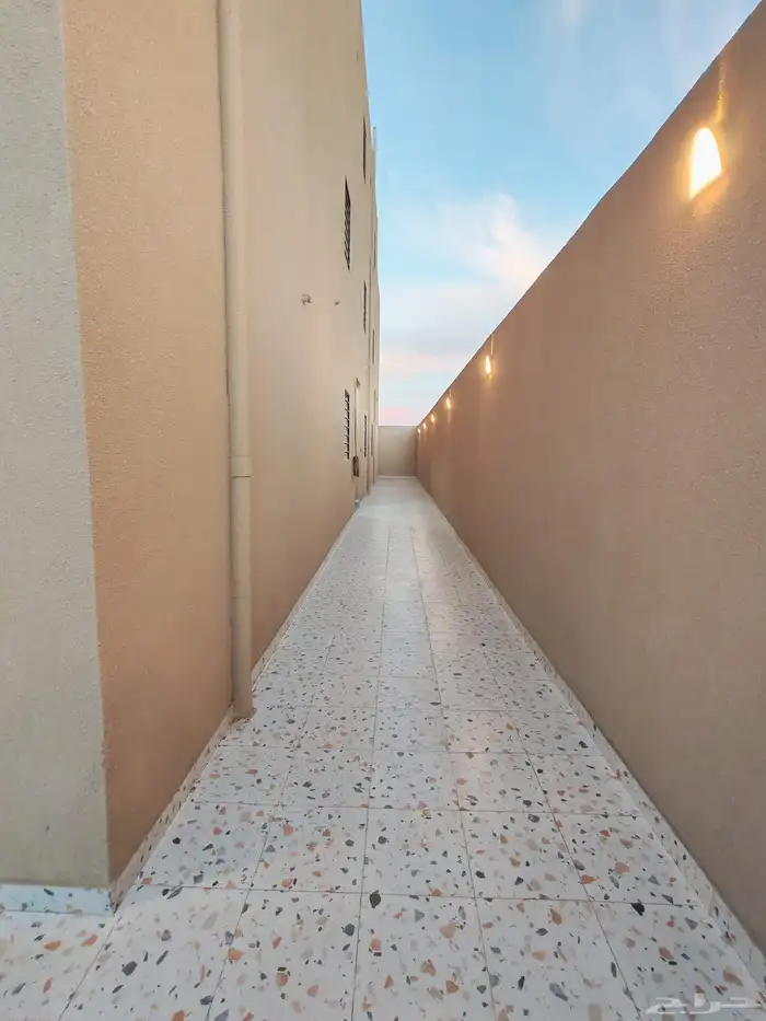 للبيع دور ارضي 6 غرف بحوش مدخل سياره شمال الخميس 3