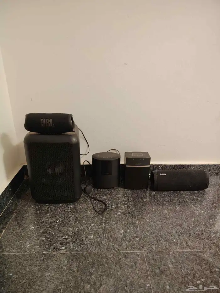 عدد خمس سماعات متنوعة للبيع 0