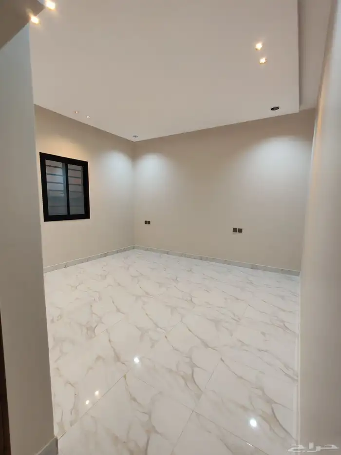 للبيع دور ارضي 6 غرف بحوش مدخل سياره شمال الخميس 17