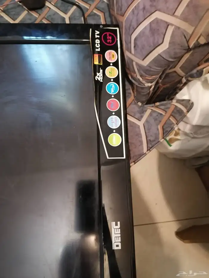 غرفة نوم وشاشة تلفزيون وجهاز جري ومكنسة ومكةاة 0