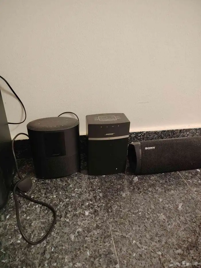 عدد خمس سماعات متنوعة للبيع 1