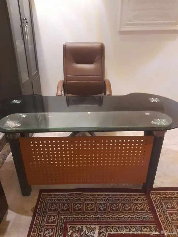 مكتبين مع دواليب مع كراسي ملكي للبيع 4