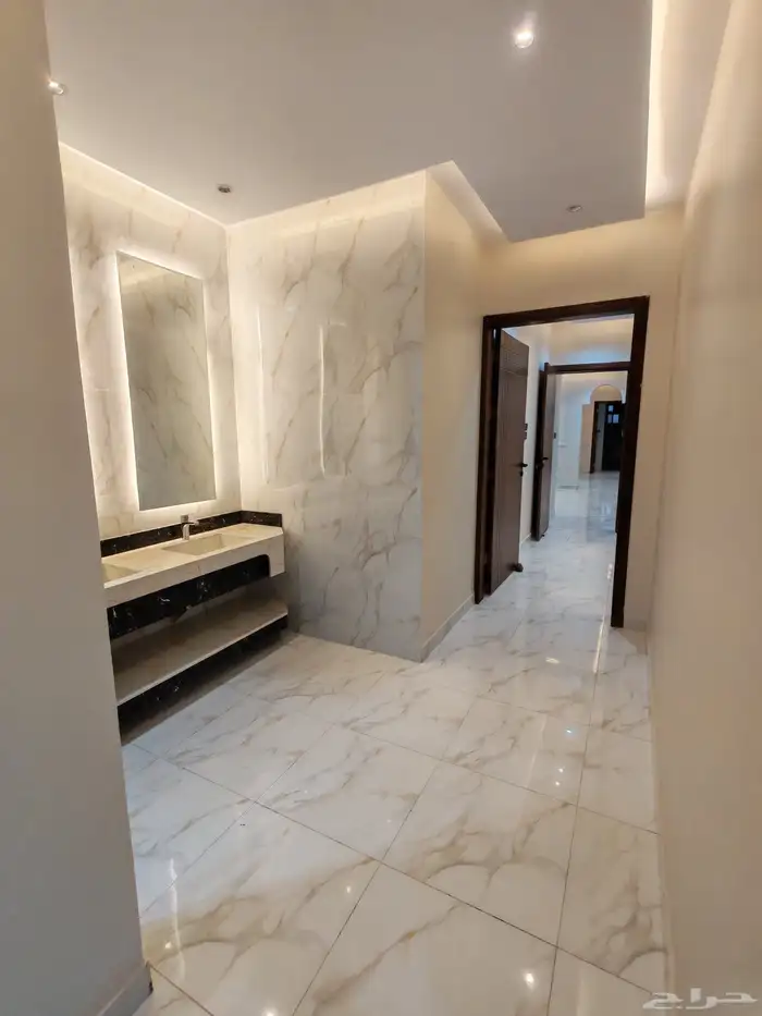 للبيع دور ارضي 6 غرف بحوش مدخل سياره شمال الخميس 6