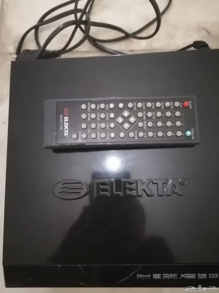 غرفة نوم وشاشة تلفزيون وجهاز جري ومكنسة ومكةاة 8