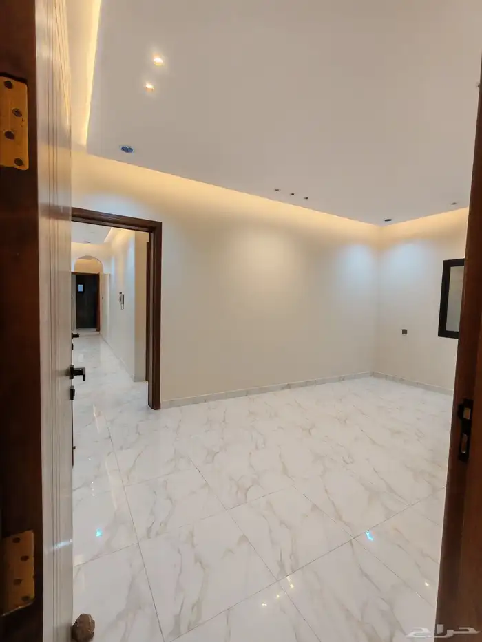 للبيع دور ارضي 6 غرف بحوش مدخل سياره شمال الخميس 9