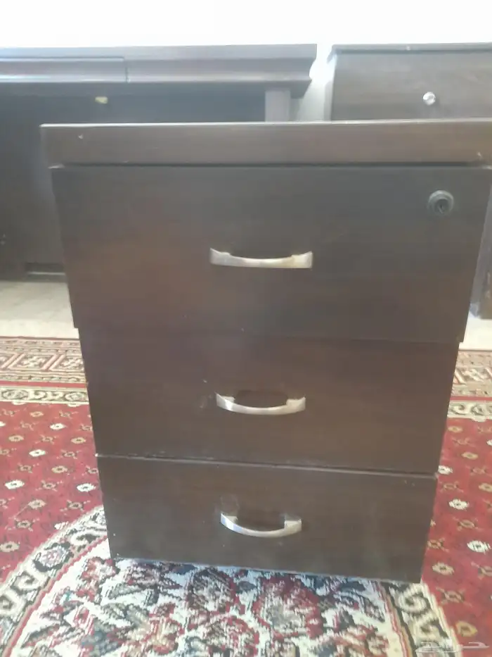 مكتبين مع دواليب مع كراسي ملكي للبيع 8