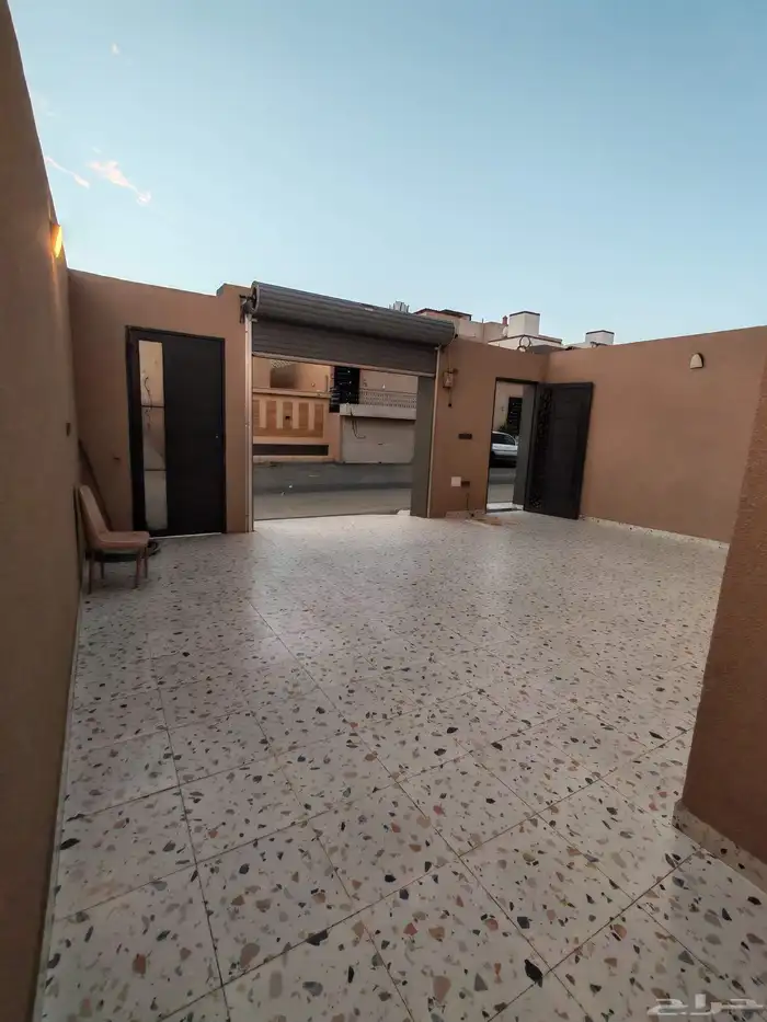 للبيع دور ارضي 6 غرف بحوش مدخل سياره شمال الخميس 2