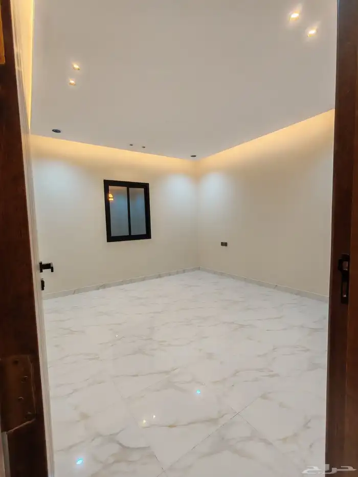 للبيع دور ارضي 6 غرف بحوش مدخل سياره شمال الخميس 16