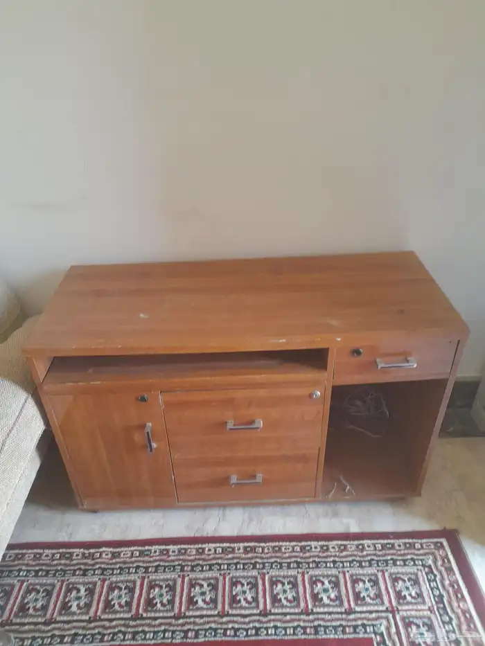 مكتبين مع دواليب مع كراسي ملكي للبيع 3