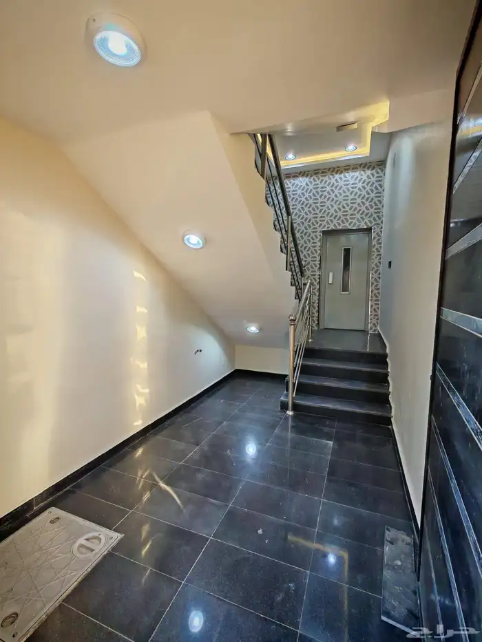 للبيع روف علوي بملحق موقع ممتاز وسط الخدمات شمال الخميس 2