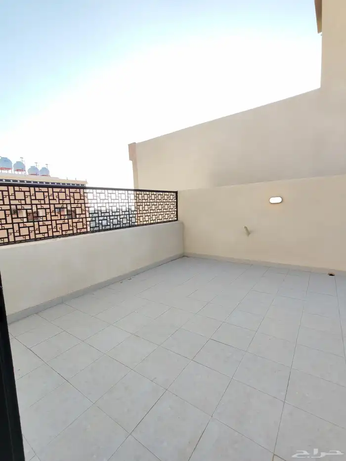 للبيع روف علوي بملحق موقع ممتاز وسط الخدمات شمال الخميس 21