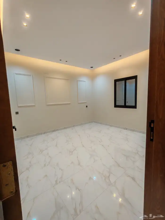 للبيع دور ارضي 6 غرف بحوش مدخل سياره شمال الخميس 8