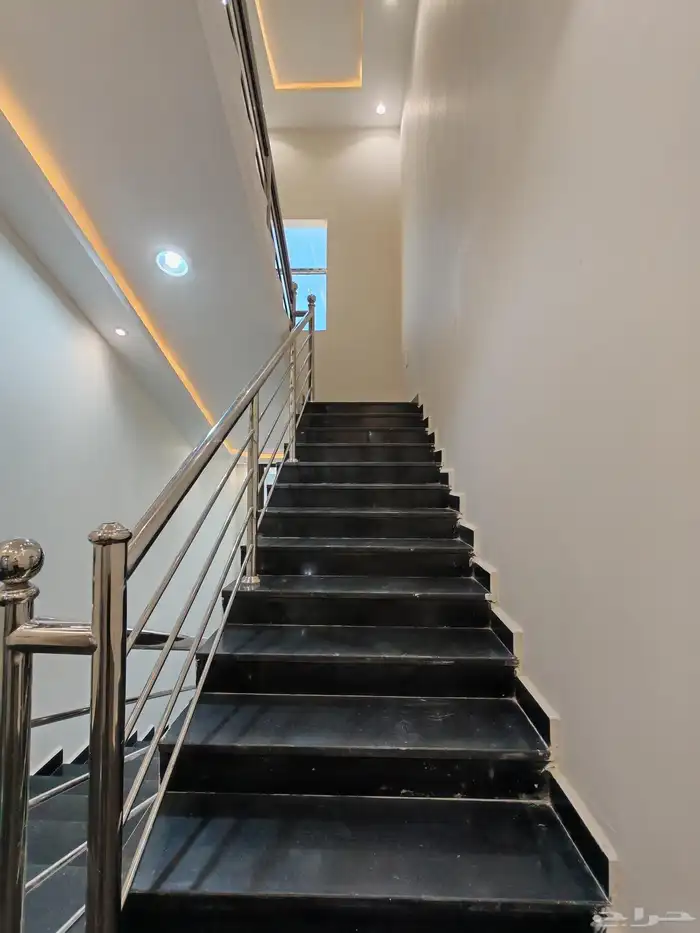 للبيع بأبها شقق تمليك علوي ب 500 الف بسطح خاص ومصعد شغال 2