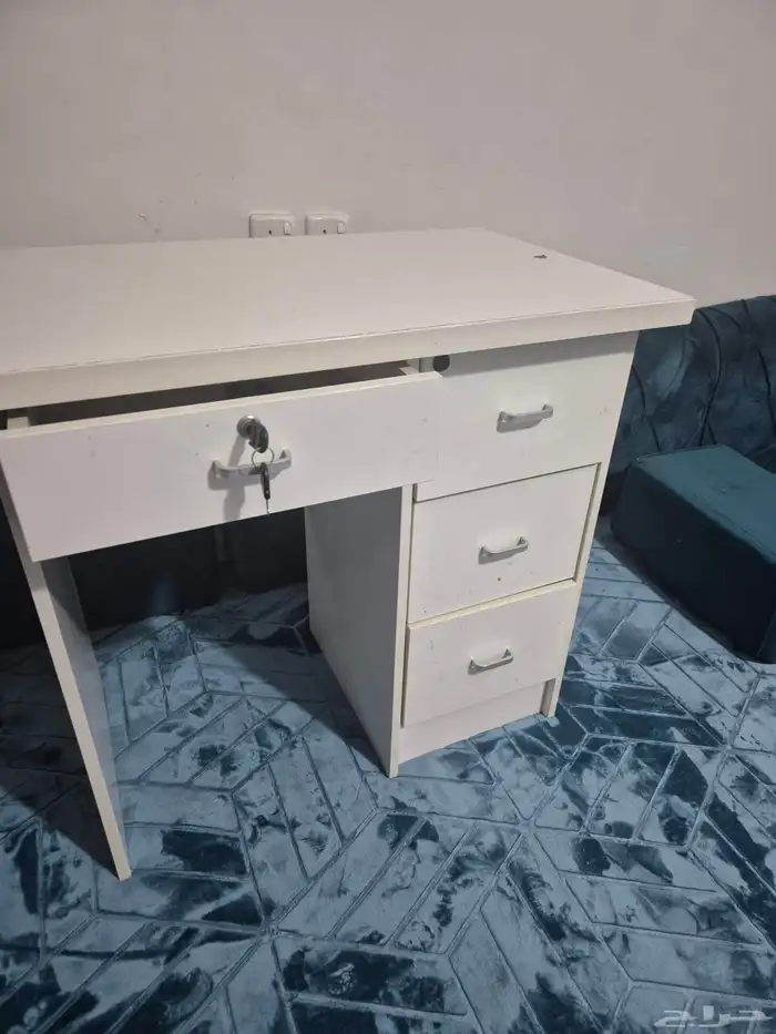 مكتب ابيض نظيف جدا من أراد التواصل الجاد 0