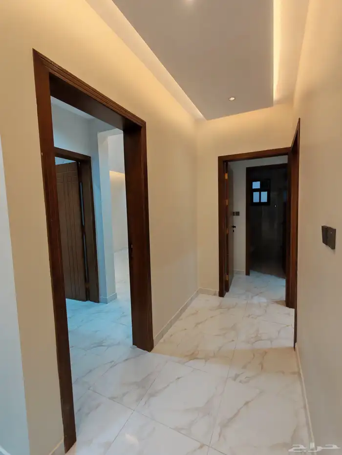 للبيع دور ارضي 6 غرف بحوش مدخل سياره شمال الخميس 15