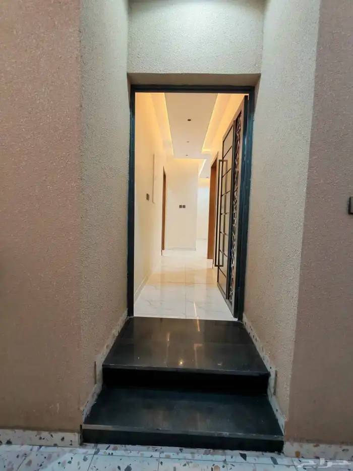 للبيع دور ارضي 6 غرف بحوش مدخل سياره شمال الخميس 12