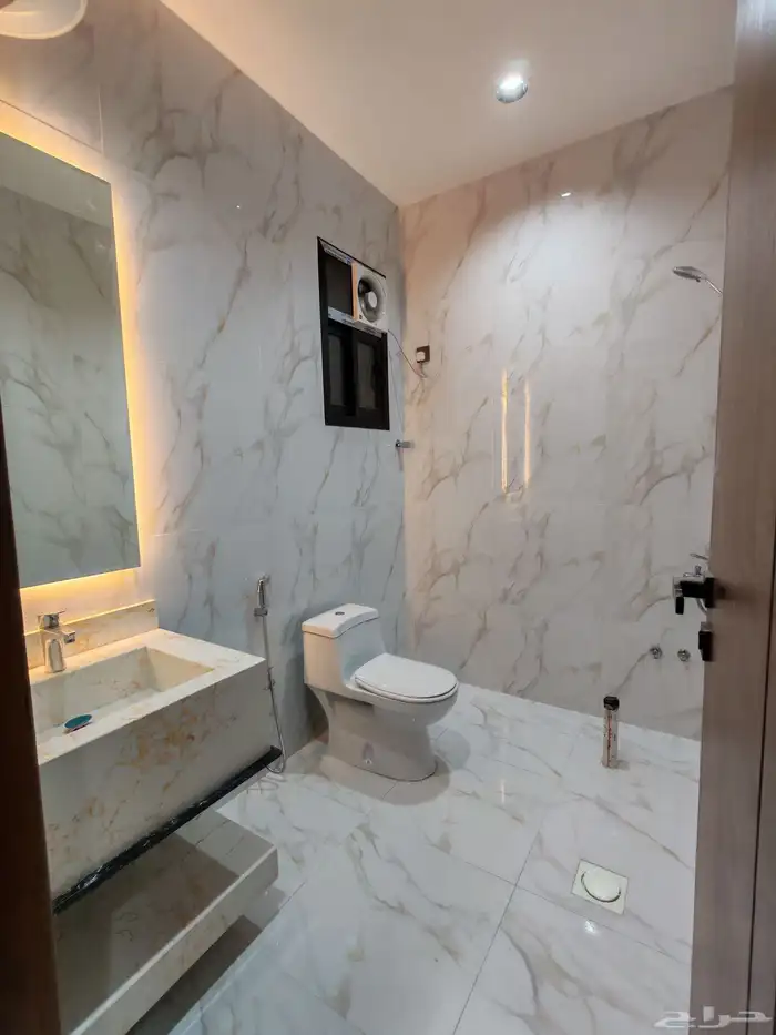 للبيع دور ارضي 6 غرف بحوش مدخل سياره شمال الخميس 19