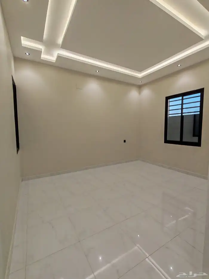 للبيع روف علوي بملحق موقع ممتاز وسط الخدمات شمال الخميس 18