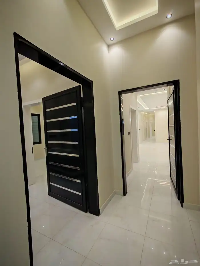 للبيع روف علوي بملحق موقع ممتاز وسط الخدمات شمال الخميس 5