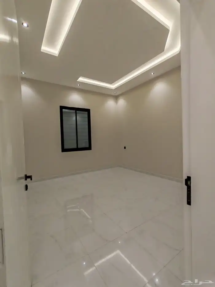 للبيع روف علوي بملحق موقع ممتاز وسط الخدمات شمال الخميس 15