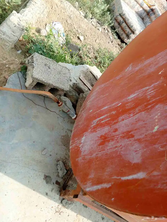 خزان حديد من نوع الثقيل فيه كسور من جهته السكروب 5