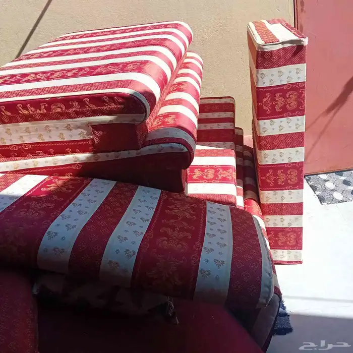 سبه كنبات مع المساند ماشاء الله بس فيه تشقق بسيط 2