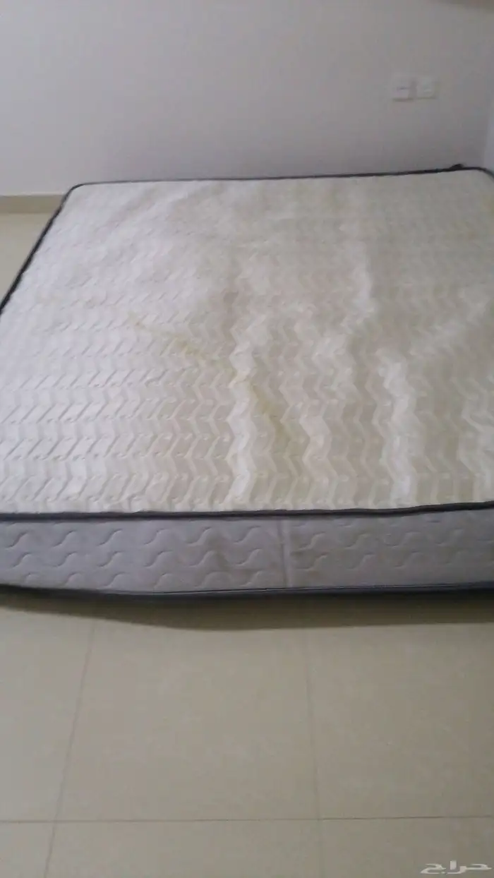 غرفة نوم وشاشة تلفزيون وجهاز جري ومكنسة ومكةاة 13