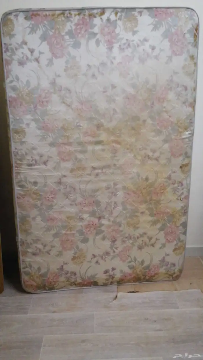 غرفة نوم وشاشة تلفزيون وجهاز جري ومكنسة ومكةاة 14