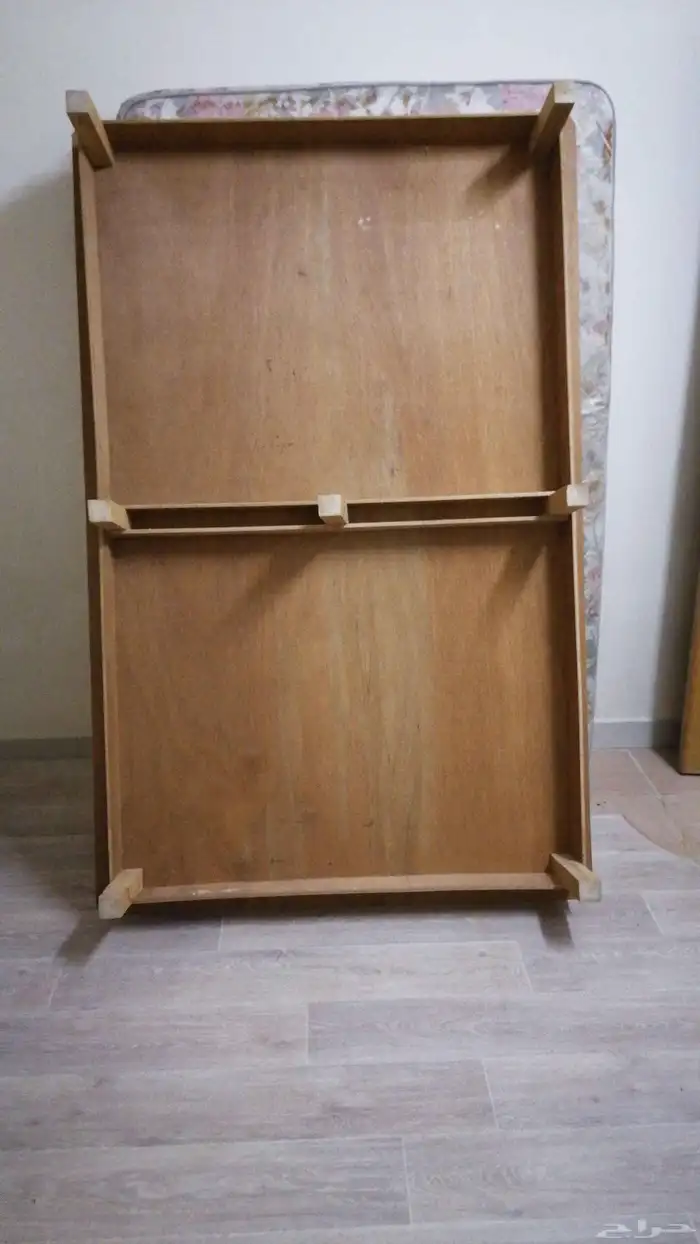 غرفة نوم وشاشة تلفزيون وجهاز جري ومكنسة ومكةاة 17