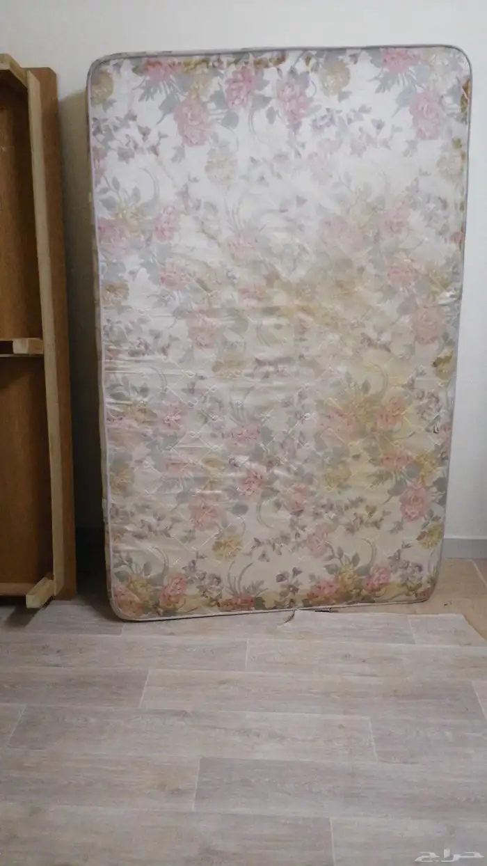 غرفة نوم وشاشة تلفزيون وجهاز جري ومكنسة ومكةاة 16