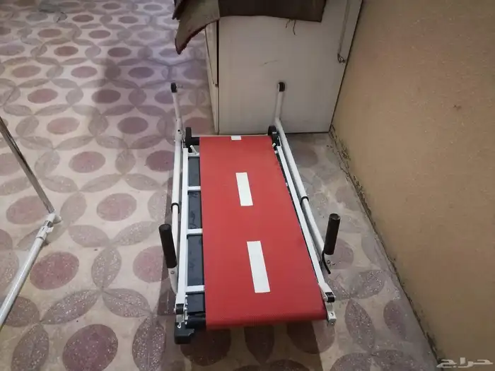 غرفة نوم وشاشة تلفزيون وجهاز جري ومكنسة ومكةاة 5