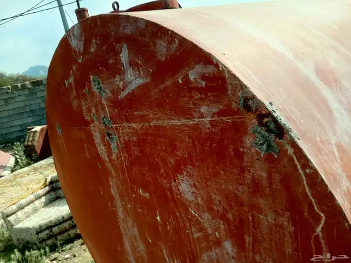 خزان حديد من نوع الثقيل فيه كسور من جهته السكروب 1