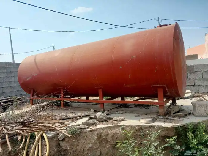 خزان حديد من نوع الثقيل فيه كسور من جهته السكروب 0