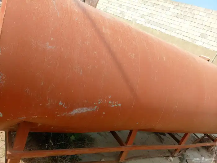 خزان حديد من نوع الثقيل فيه كسور من جهته السكروب 3