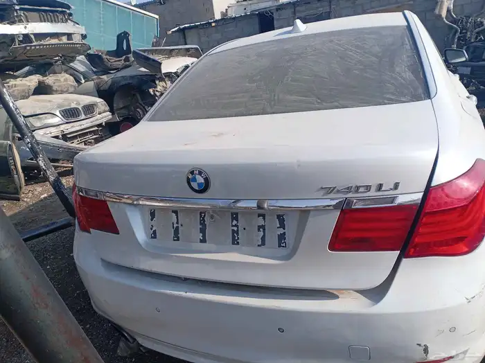 يوجد لدينا جميع انواع قطع غيار بي ام دبليو 740 0