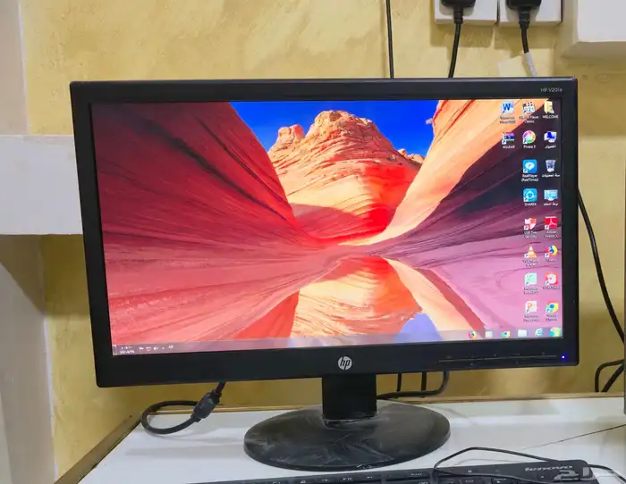 شاشة كمبيوتر HP اتش بي مستخدمه 0