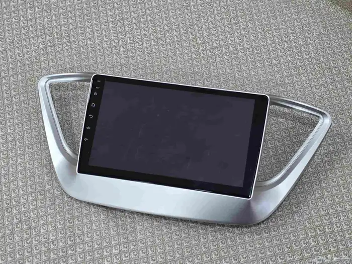 شاشة هيونداي أكسنت 2023 (بحالة جديدة) مع الفريم و كاميرا خلف 10