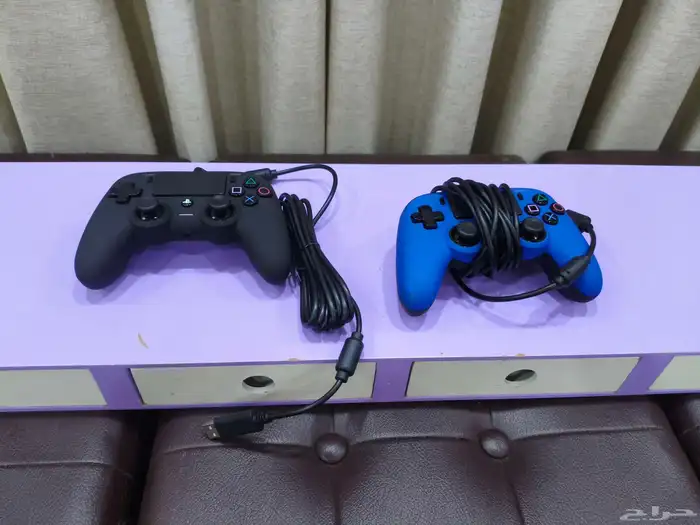 يدين سوني 4 سلكيه وحده مستعمله والثانيه جديده 0