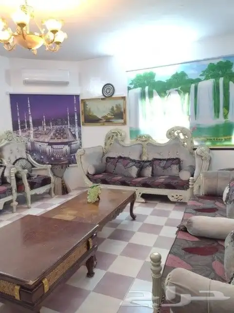 كنب نظيف جدا جدا لا يوجد به مشاكل الكنب والطاولات فقط 0