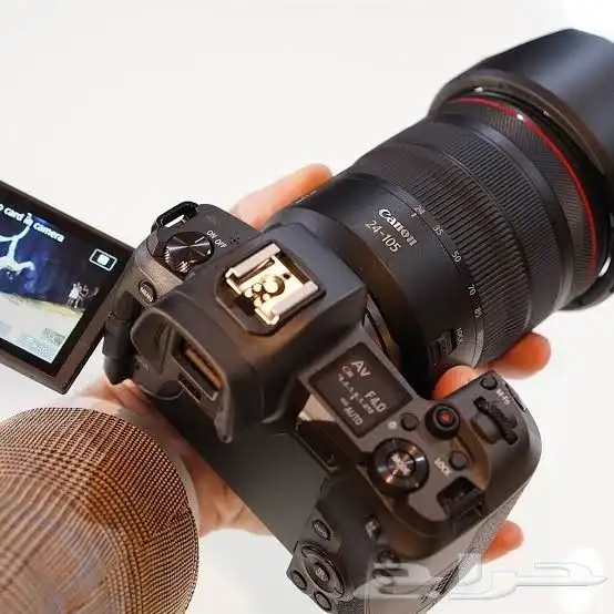 Canon R camera body only shutter 1800 comes with a box c 1