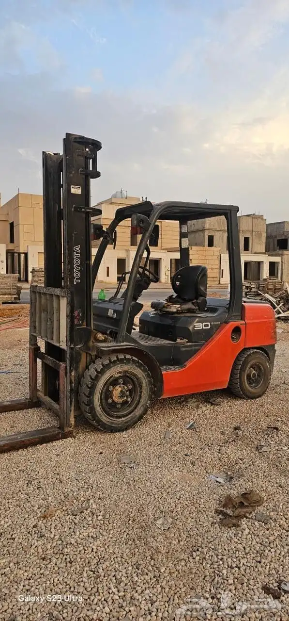 فوركلفت للايجار رافعة شوكية رافعات للايجار اليومي والشهري 28