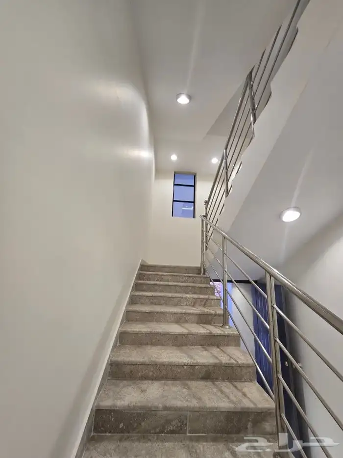 للبيع روف علوى مع ملحق بمدخل سياره من 650 ألف طريق الثمانين 5