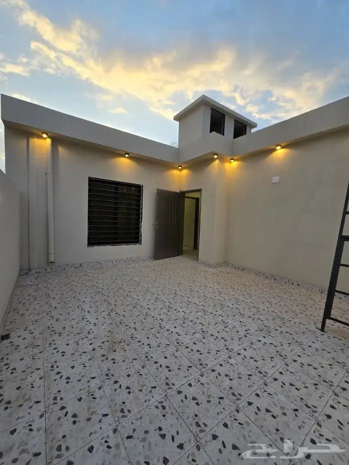 للبيع روف علوى مع ملحق بمدخل سياره من 650 ألف طريق الثمانين 30