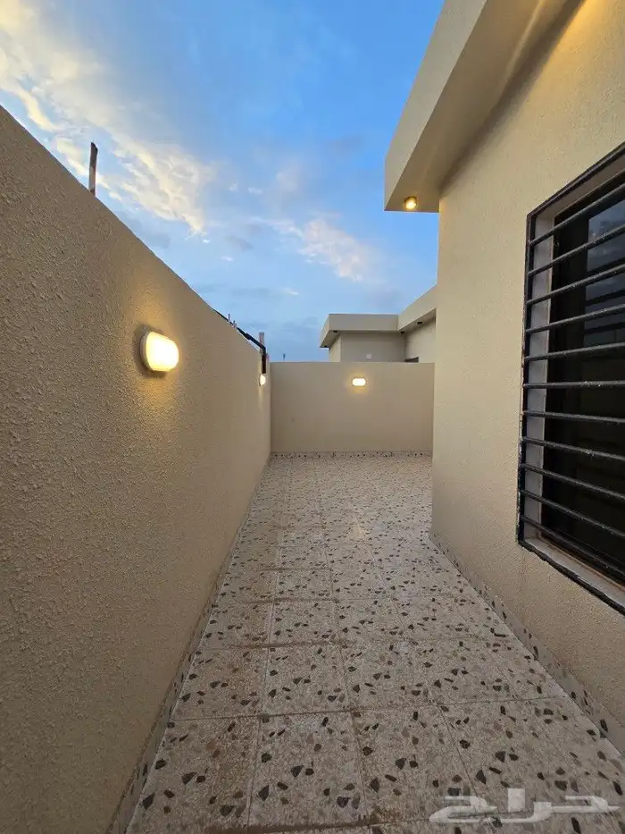 للبيع روف علوى مع ملحق بمدخل سياره من 650 ألف طريق الثمانين 28